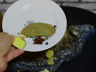 8、家常炖鱼,加花椒，八角，香叶