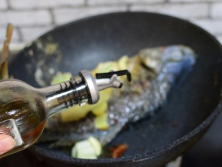 9、家常炖鱼,加料酒