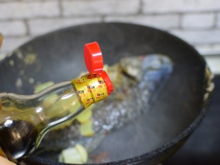 10、家常炖鱼,加生抽