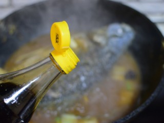 12、家常炖鱼,加水，加醋