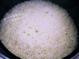 1、家庭寿司,米添加适量的水蒸成米饭,差不多米跟水一比一的量,电饭锅按“蒸,煮”键,喜欢糯一点就大米:糯米 = 10:1的量。