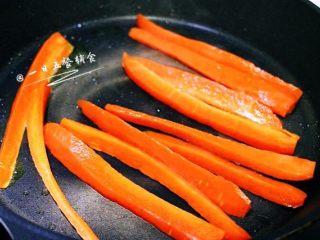 3、家庭寿司,胡萝卜炒一下。再打一个鸡蛋,摊一张蛋皮切条。