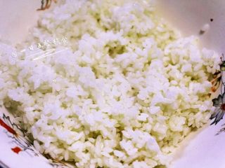 5、家庭寿司,寿司醋加入热米饭拌匀,放凉。