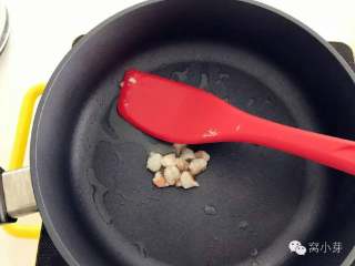 1、宝宝辅食：可以吃的米饭杯子,热锅，少许油，倒入虾仁翻炒至变色。