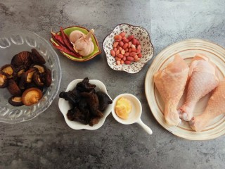 1、超美味的黄焖鸡,首先准备好食材，香菇木耳要提前泡发，花生米也要提前泡发