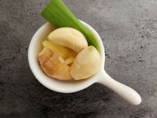 2、超美味的黄焖鸡,生姜大蒜洗干净，拍一下