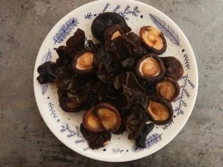 3、超美味的黄焖鸡,香菇和木耳提前泡发，黄焖鸡还是干香菇比较好吃