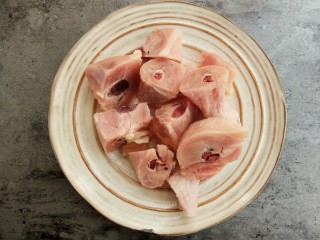 4、超美味的黄焖鸡,鸡腿切成块