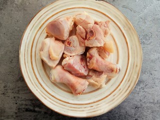 5、超美味的黄焖鸡,冷水下锅焯一下