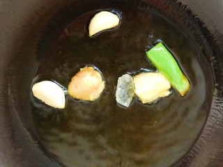 6、超美味的黄焖鸡,锅里入油放入葱姜蒜冰糖爆香