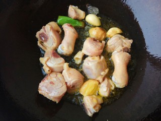 7、超美味的黄焖鸡,接着放入冰糖翻炒