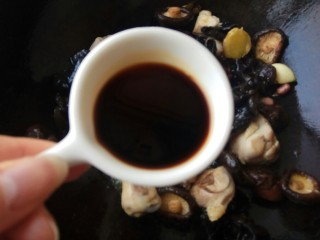 9、超美味的黄焖鸡,加入一勺酱油、一勺料酒翻炒