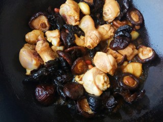 10、超美味的黄焖鸡,翻炒均匀，这时可以放入干辣椒