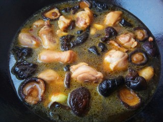 11、超美味的黄焖鸡,再倒入两碗水