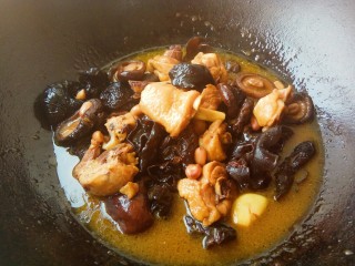 14、超美味的黄焖鸡,转中小火炖25分钟放盐出锅就好