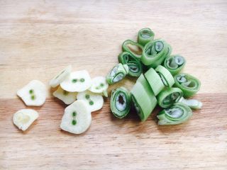 5、低油低盐健康美味下饭菜 牛背筋粉丝煲,辅助食:蒜片、葱花