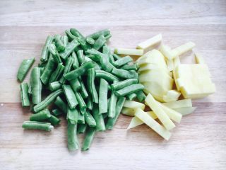 6、低油低盐健康美味下饭菜 牛背筋粉丝煲,将豆角洗干净,摘取老梗,掰盛小段,土豆洗干净,去皮,切成小条。