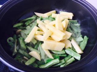 8、低油低盐健康美味下饭菜 牛背筋粉丝煲,改大火,再放入土豆条。