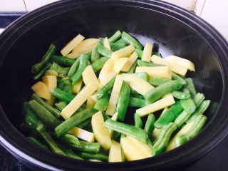 9、低油低盐健康美味下饭菜 牛背筋粉丝煲,煸炒几下后盖上锅盖儿,改小火焖5、6分钟。