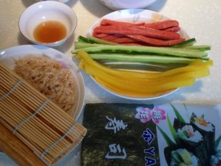 1、紫菜包饭,将黄瓜洗干净,去皮去中间的囊后切条。火腿肠切条之后,放入锅里,加少量的,油中火翻炒一下。