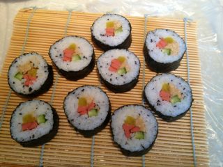 6、紫菜包饭,最后,用刀慢慢的切好即可。