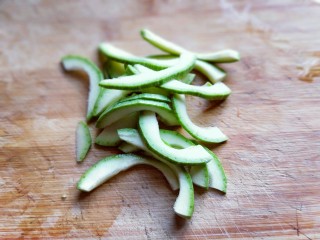 5、韩式石锅拌饭,西葫芦洗干净，去瓤，切片。