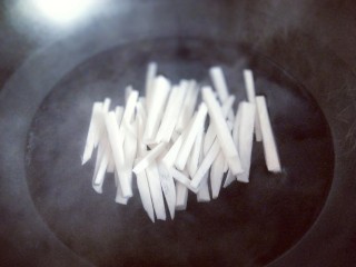 10、韩式石锅拌饭,切好的杏鲍菇丝焯水，冷水入锅，大火烧开1分钟捞出即可。