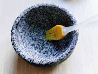 11、韩式石锅拌饭,石锅中刷少许油。