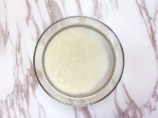 3、金毛肉松卷,沥干水分后静置30min