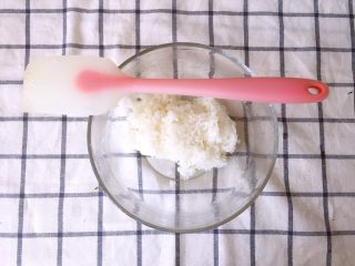 7、金毛肉松卷,用切拌的手法拌匀，保证米饭粒粒饱满，不会破碎（搅拌易使米饭碎掉）