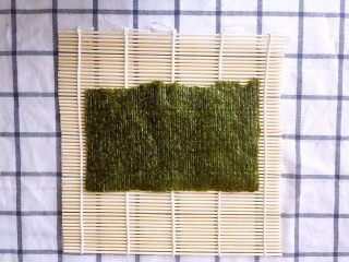 9、金毛肉松卷,取半张海苔，毛面朝上，放在寿司帘上