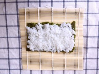 10、金毛肉松卷,手戴一次性手套，取适量的寿司米饭放到海苔上，稍稍压实