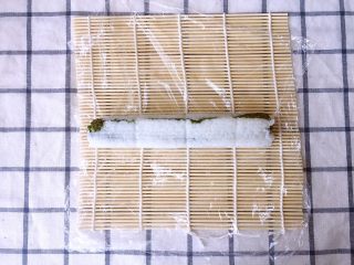 14、金毛肉松卷,用手按压竹帘，定型成方形