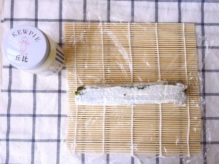 15、金毛肉松卷,在反卷好的寿司上涂抹沙拉酱