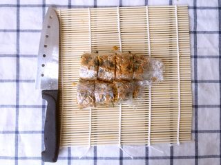 17、金毛肉松卷,寿司裹上保鲜膜进行切卷，刀要沾水不易粘连