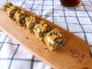 18、金毛肉松卷,把切好的卷卷摆到盘子上就OK了