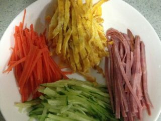 2、紫菜包饭,黄瓜，胡萝卜，蛋皮，火腿，切丝备用，如图