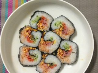 5、紫菜包饭,切片，入盘，如图