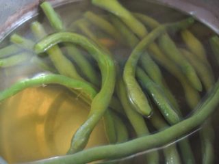 7、韩式紫菜包饭便当,将四季豆事先煮熟，这样可以节省烹炒时间，因为四季豆如果不弄熟，会有毒的。