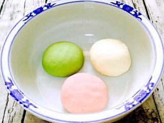 1、彩色肉丁、海鲜贝壳面#王氏私房菜#,菠菜榨汁过滤后和面、自磨红曲粉和面、不加颜色的和一块