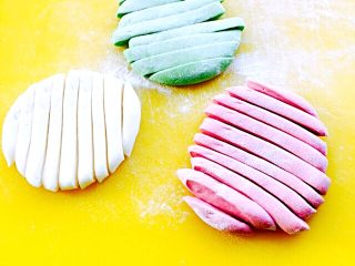 2、彩色肉丁、海鲜贝壳面#王氏私房菜#,和好的面醒半个小时后，擀成饼切成条