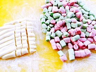 3、彩色肉丁、海鲜贝壳面#王氏私房菜#,用刀切成豆豆