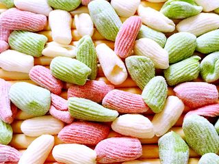 4、彩色肉丁、海鲜贝壳面#王氏私房菜#,把面豆放在寿司帘上、按一下就可以了