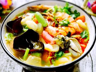 5、彩色肉丁、海鲜贝壳面#王氏私房菜#,各种海鲜、肉丁、蔬菜炒好后、加入煮好的贝壳面