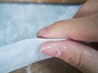 1、一个寿司帘就可以搞定五彩海螺面,参考图一张，煮的时候会缩回去，越薄宝宝越好吸收