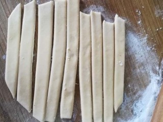 2、一个寿司帘就可以搞定五彩海螺面,用刀切成宽约1cm的长条。