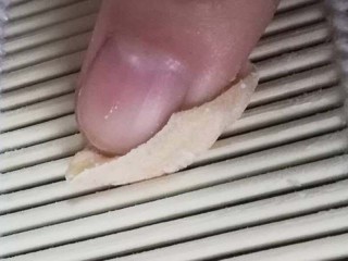 4、一个寿司帘就可以搞定五彩海螺面,在寿司帘上推出海螺面，就是这么简单。