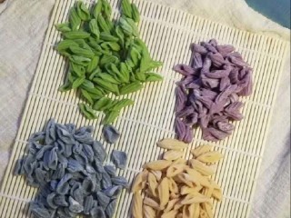 6、一个寿司帘就可以搞定五彩海螺面,来个大合照