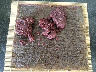 2、黑米寿司,取我们的剩米饭是黑米和大米的比例是1:1蒸好的