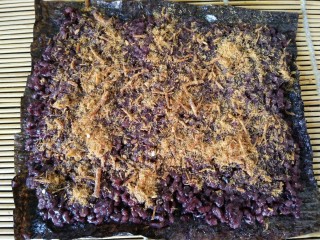 5、黑米寿司,先均匀的撒上一层